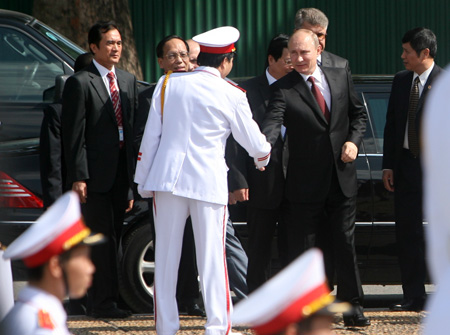 Tổng thống Putin đặt vòng hoa tại Đài tưởng niệm các Anh hùng liệt sĩ