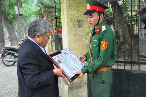 Dong nguoi lang le dang huong 49 ngay mat dai tuong