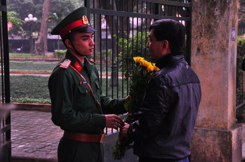 Dong nguoi lang le dang huong 49 ngay mat dai tuong