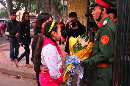 Dong nguoi lang le dang huong 49 ngay mat dai tuong