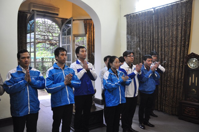 Dong nguoi lang le dang huong 49 ngay mat dai tuong