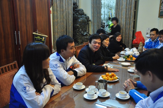 Dong nguoi lang le dang huong 49 ngay mat dai tuong