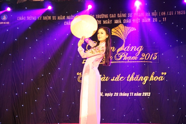 Nu sinh DH su pham 2 dang quang cuoc thi \
