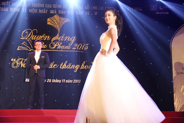 Nu sinh DH su pham 2 dang quang cuoc thi \