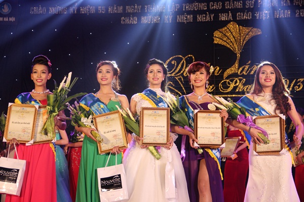 Nu sinh DH su pham 2 dang quang cuoc thi \