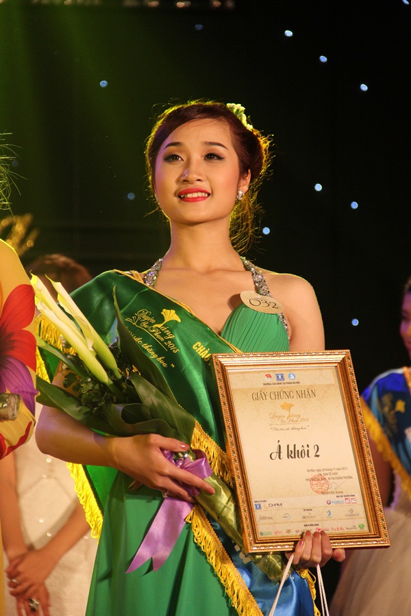 Nu sinh DH su pham 2 dang quang cuoc thi \