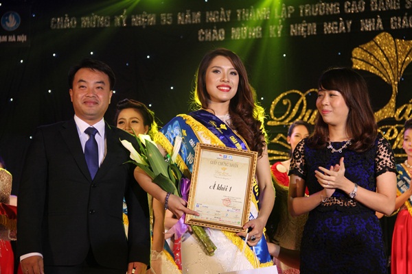 Nu sinh DH su pham 2 dang quang cuoc thi \