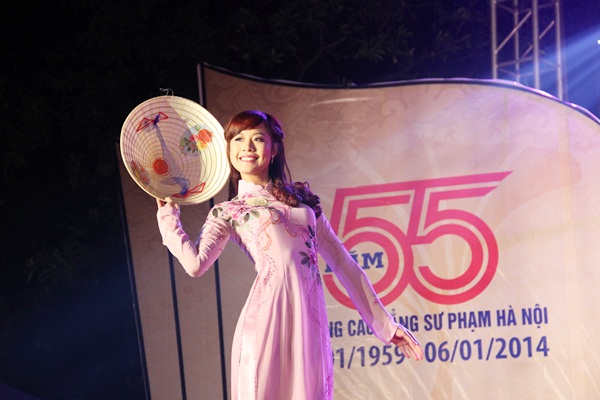 Nu sinh DH su pham 2 dang quang cuoc thi \