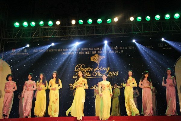 Nu sinh DH su pham 2 dang quang cuoc thi \