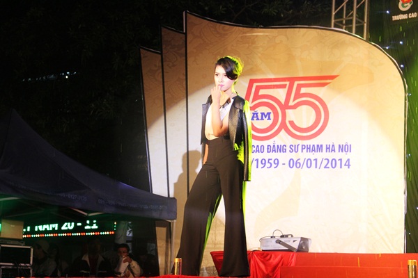 Nu sinh DH su pham 2 dang quang cuoc thi \
