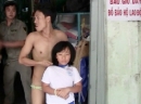 Kẻ trộm cởi bỏ quần áo cầm dao khống chế bé