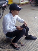 Cảm động về cậu sinh viên đánh giày mưu sinh