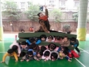 Cô giáo ngồi đè lên học sinh khiến dân mạng phẫn nộ