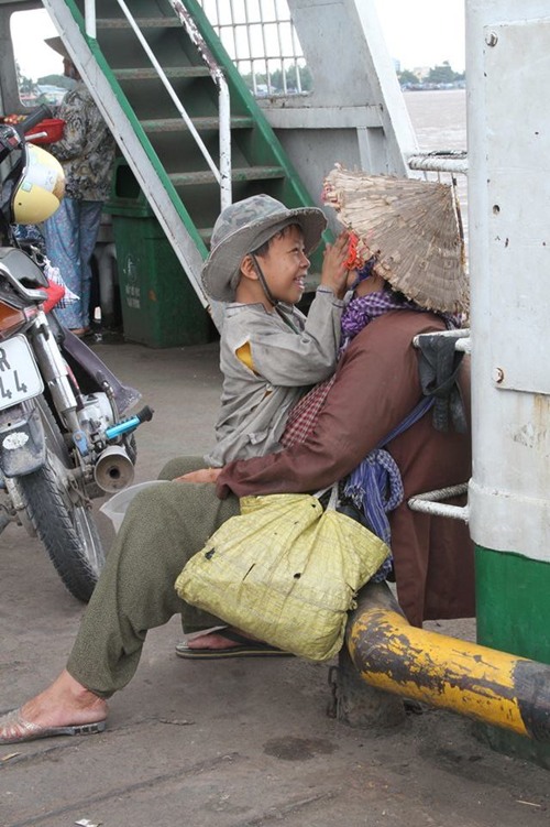 Nụ cười ngây thơ của đứa bé bị mẹ bỏ rơi bên người bà nghèo khổ khiến cộng đồng xót xa. Ảnh: FB