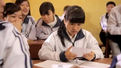 Cô gái trẻ bị bạn bè trong lớp bắt nạt vì có người cha khuyết tật