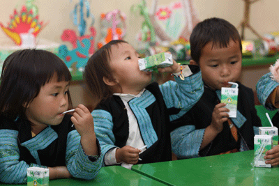 Hoc sinh ngheo duoc uong sua mien phi hai thang