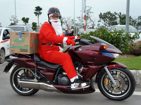 Sinh vien ron rang lam them mua noel