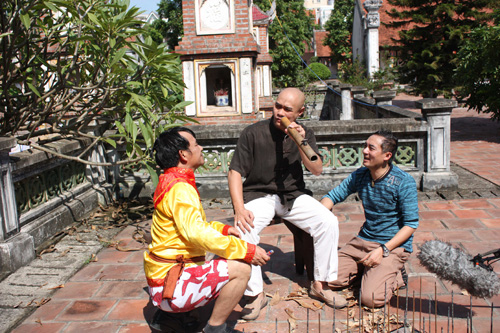 Vào một ngày, hai anh chàng đều phát hiện có thêm một người đàn ông  xen vào chuyện tình tay ba này.