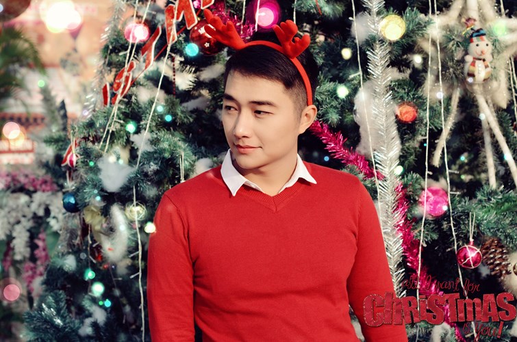 Hot boy Canh sat khoe anh Giang sinh ruc ro sac do