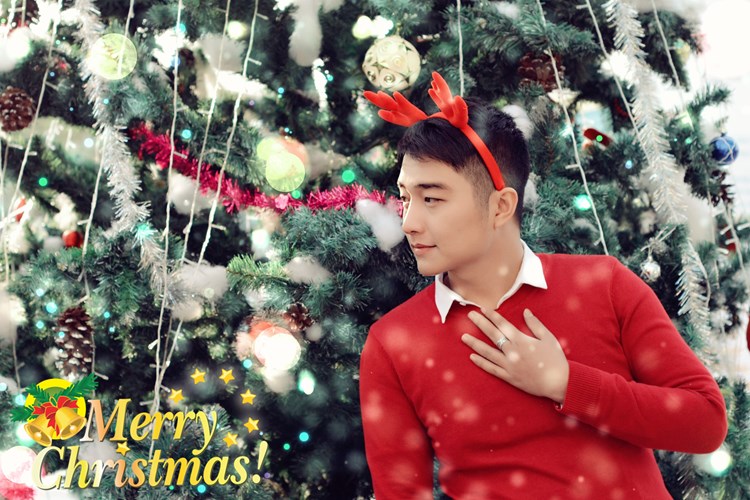 Hot boy Canh sat khoe anh Giang sinh ruc ro sac do