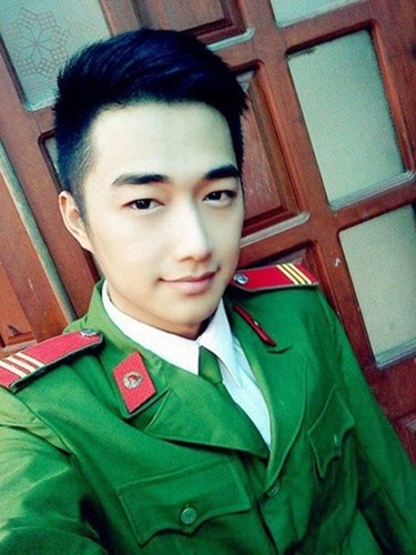 Hot boy Canh sat khoe anh Giang sinh ruc ro sac do