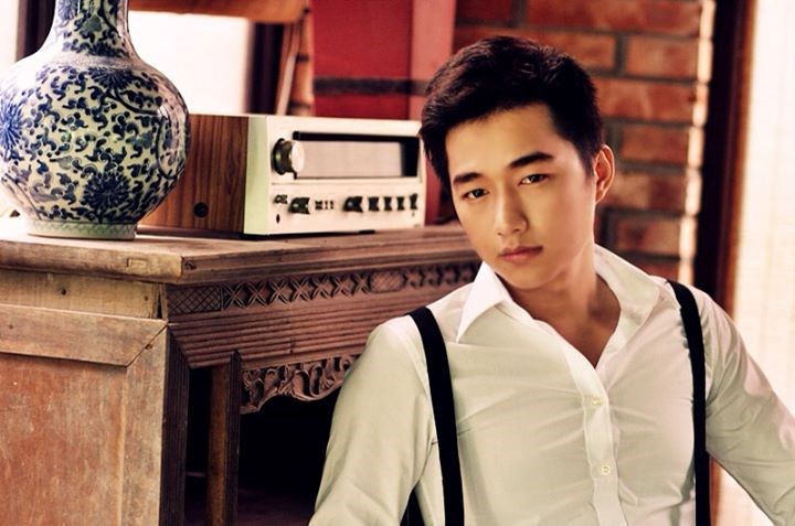 Hot boy Canh sat khoe anh Giang sinh ruc ro sac do