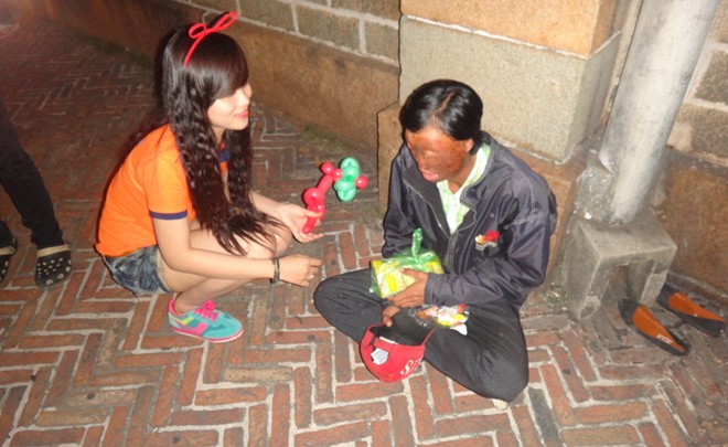 Hành động đẹp của bạn trẻ Sài Gòn trong đêm Giáng sinh 6