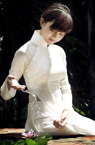 Nu sinh Viet duyen dang trong ta ao dai