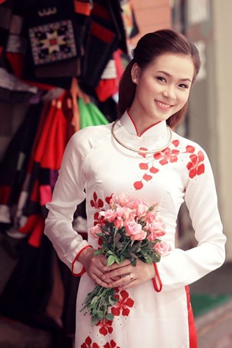 Nu sinh Viet duyen dang trong ta ao dai