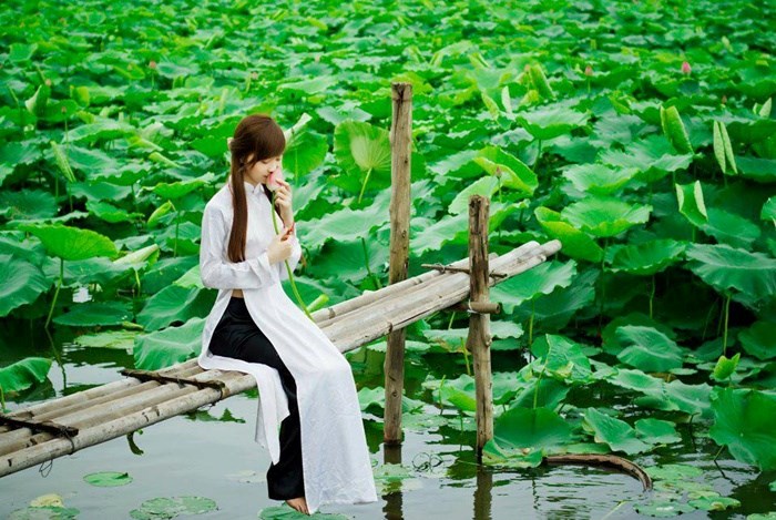 Nu sinh Viet duyen dang trong ta ao dai