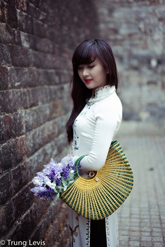 Nu sinh Viet duyen dang trong ta ao dai