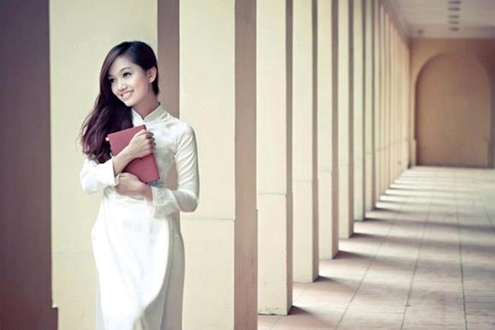 Nu sinh Viet duyen dang trong ta ao dai