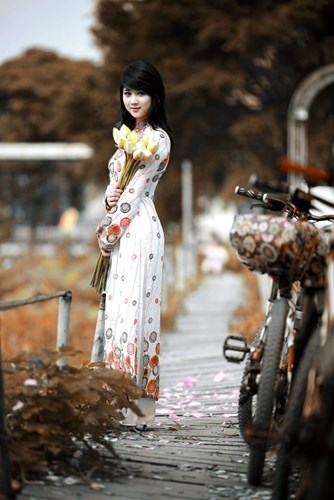 Nu sinh Viet duyen dang trong ta ao dai