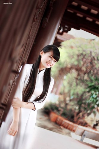 Nu sinh Viet duyen dang trong ta ao dai