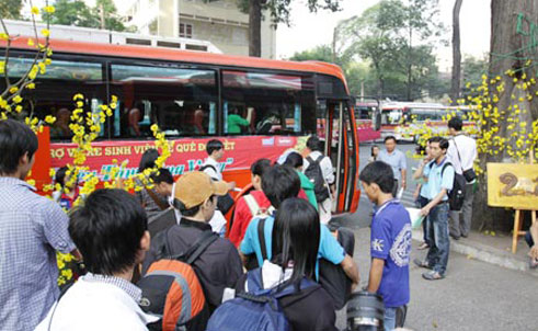 Sinh vien duoc nha truong ho tro ve xe tet 2014