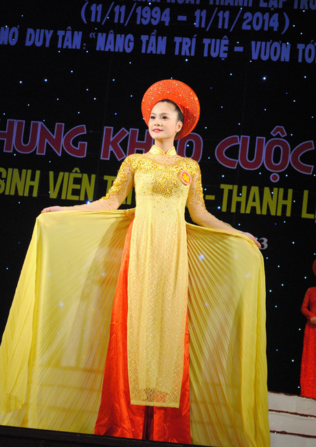 Các thí sinh đơn nữ trình diễn trang phục áo dài.
