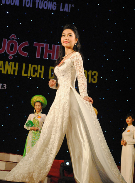 Các thí sinh đơn nữ trình diễn trang phục áo dài.