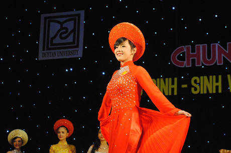 Các thí sinh đơn nữ trình diễn trang phục áo dài.