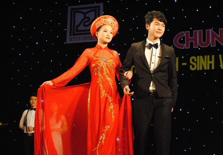 Phần thi trang phục của các thí sinh đôi nam nữ.