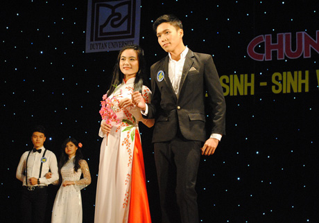 Phần thi trang phục của các thí sinh đôi nam nữ.