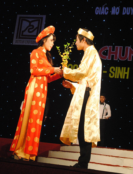 Phần thi trang phục của các thí sinh đôi nam nữ.