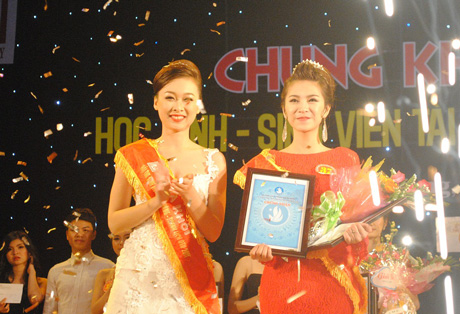 Thí sinh Trương Thị Thu Thảo giành vương miện hoa khôi của ĐH Duy Tân.
