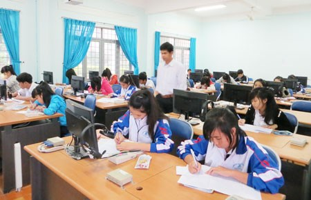 Học sinh cần được định hướng sử dụng Facebook thế nào cho phù hợp với đạo đức, lứa tuổi. (Ảnh: TT)