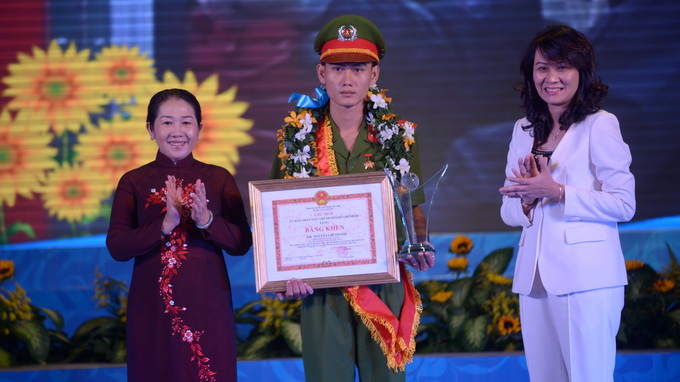 Ton vinh 7 cong dan tre tieu bieu TPHCM 2013