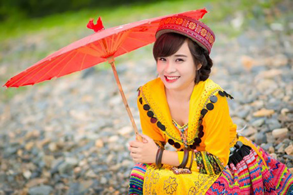 Ngam ve dep dang yeu cua nu sinh trong trang phuc co gai Meo