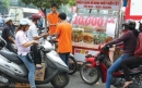 Bỏ lương nghìn đô đi bán bánh mì vỉa hè