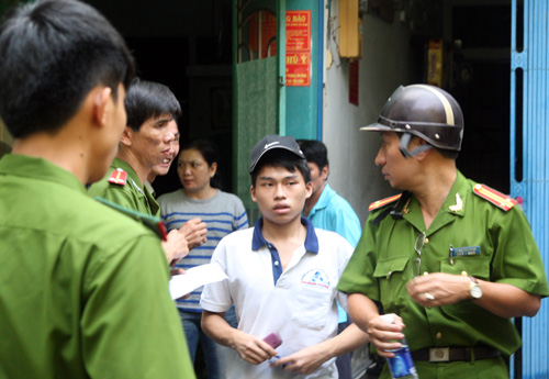 Công an lấy lời khai một trong những sinh viên có mặt hiện trường. Ảnh: An Nhơn
