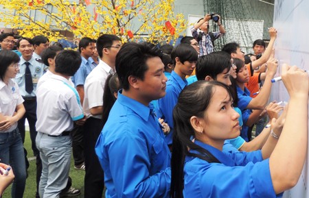 Hàng ngàn bạn trẻ tại TPHCM cam kết làm việc nhà giúp mẹ ngày Tết.