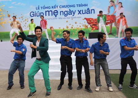 Hàng ngàn bạn trẻ tại TPHCM cam kết làm việc nhà giúp mẹ ngày Tết.