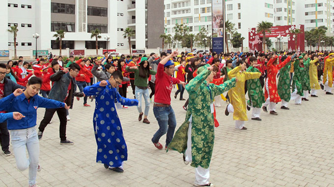 Sinh vien nhay flashmob chao nam moi Giap Ngo